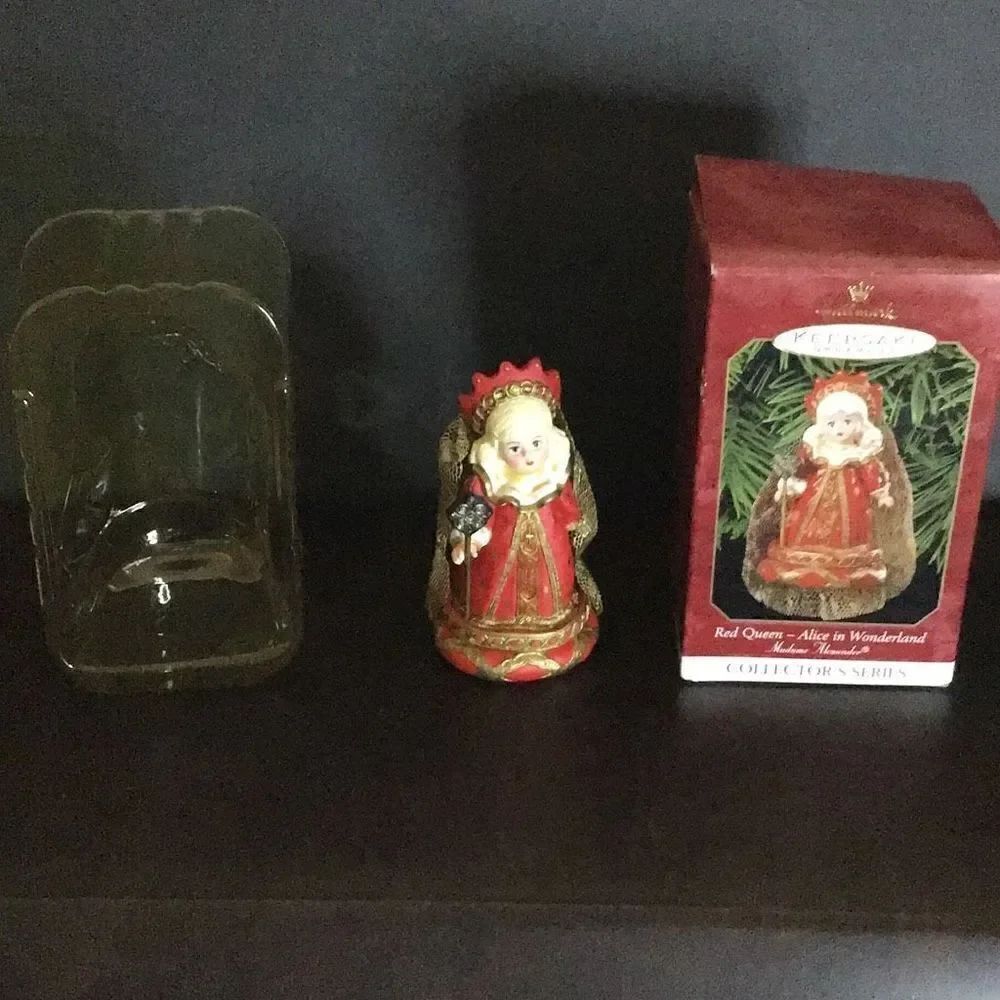 Ornament hallmark madam Alexander red queen from Alice in wonderland
